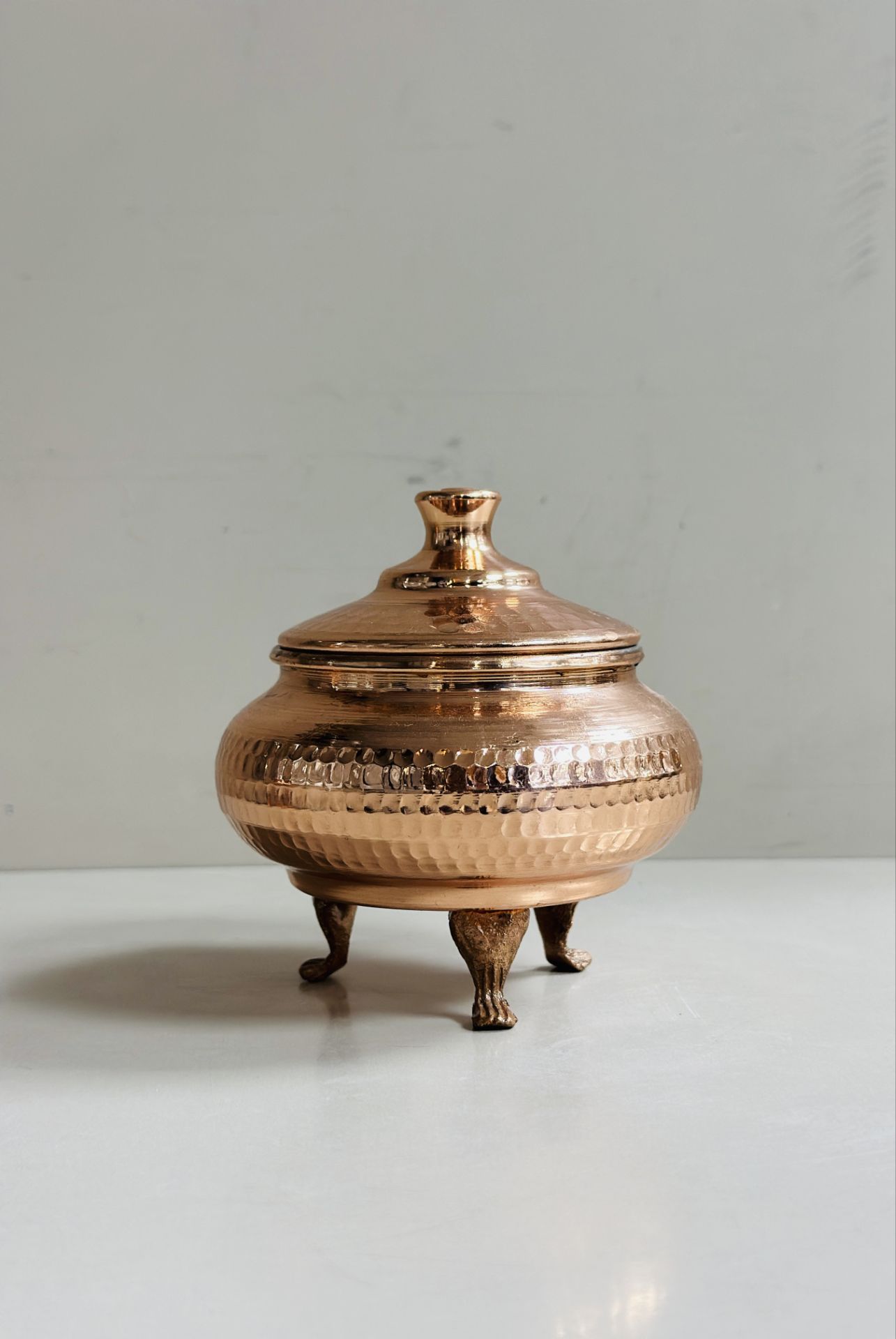 قندان مسی پایه‌دار چکشی درب‌دار