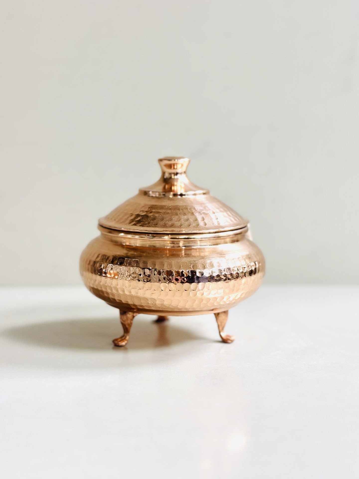 قندان مسی مدل سفینه پایه‌دار درب‌دار