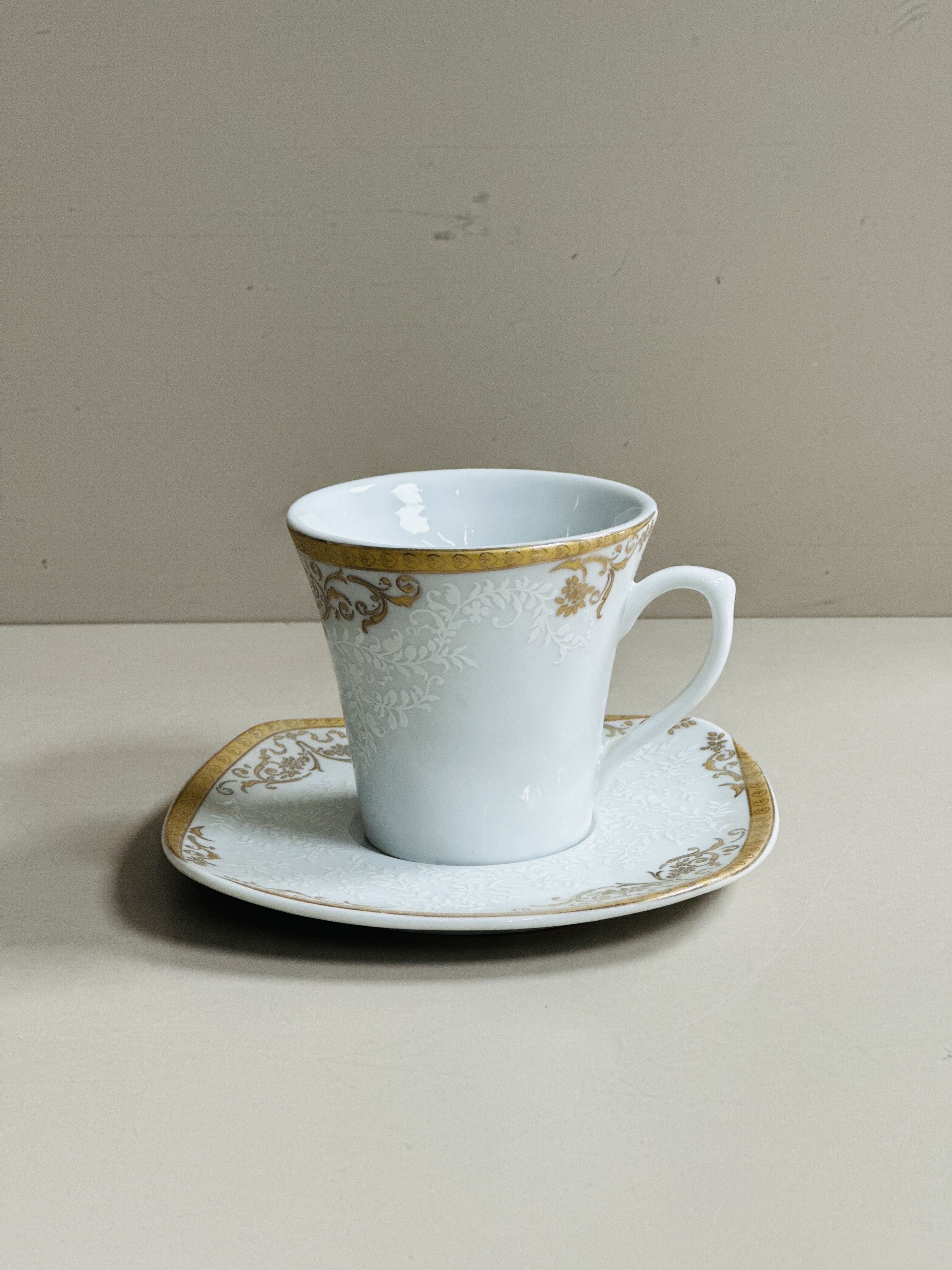 ست فنجان و نعلبکی چینی سفید طرح گل طلایی کلاسیک