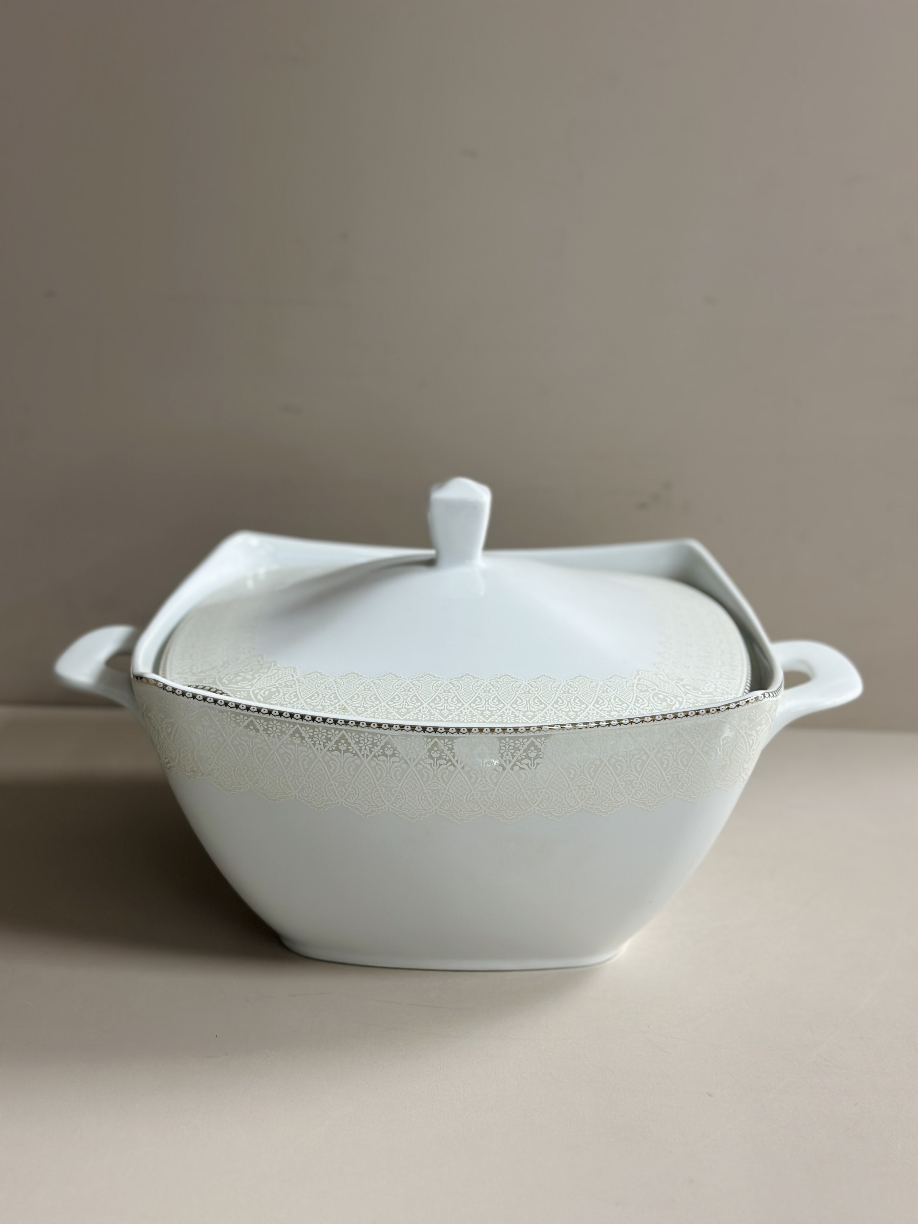 سوپخوری چینی درب‌دار LAURION | طرح حاشیه کلاسیک | Hard Porcelain