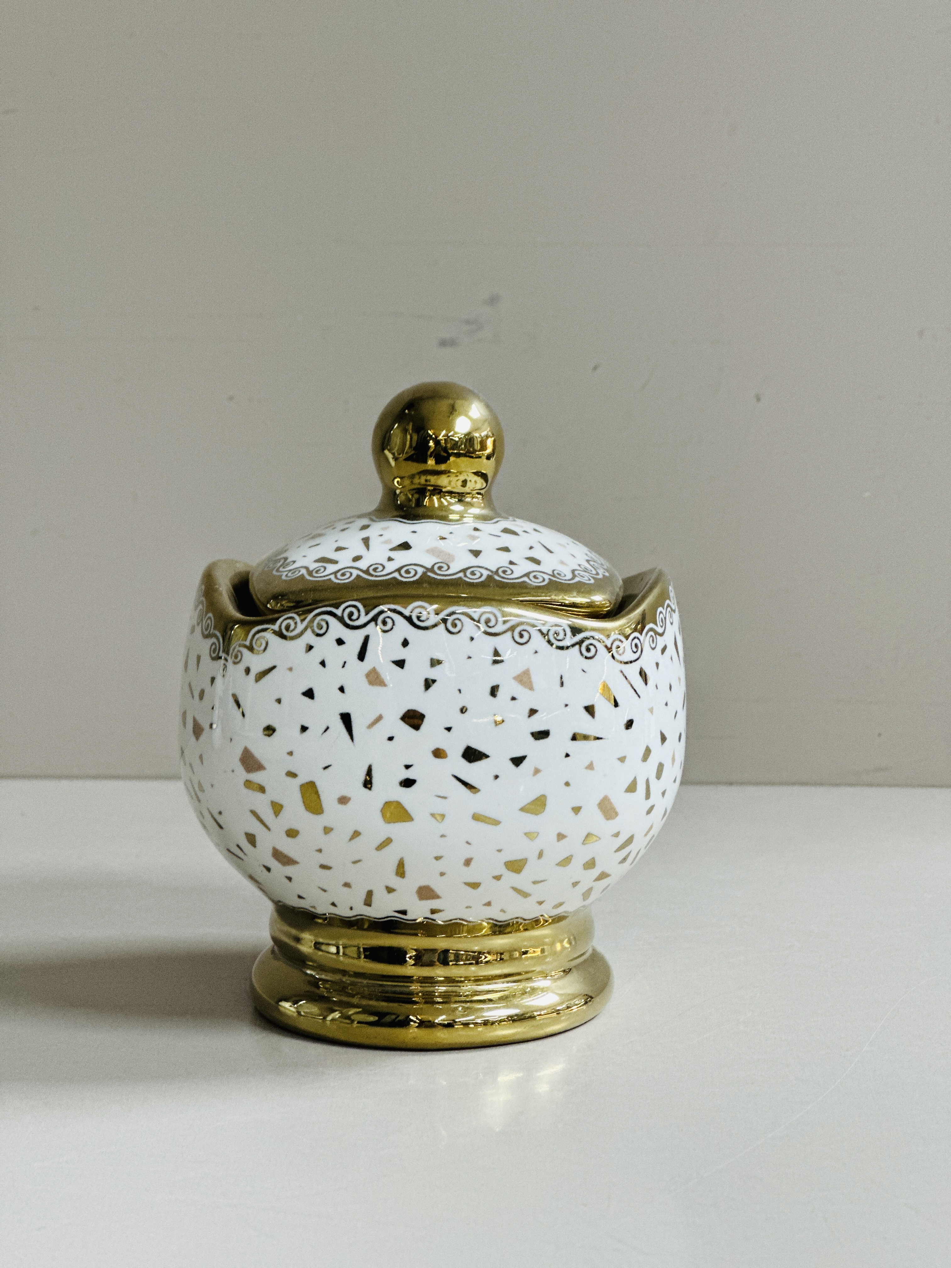 قندان چینی پایه‌دار طرح سنگ طلایی