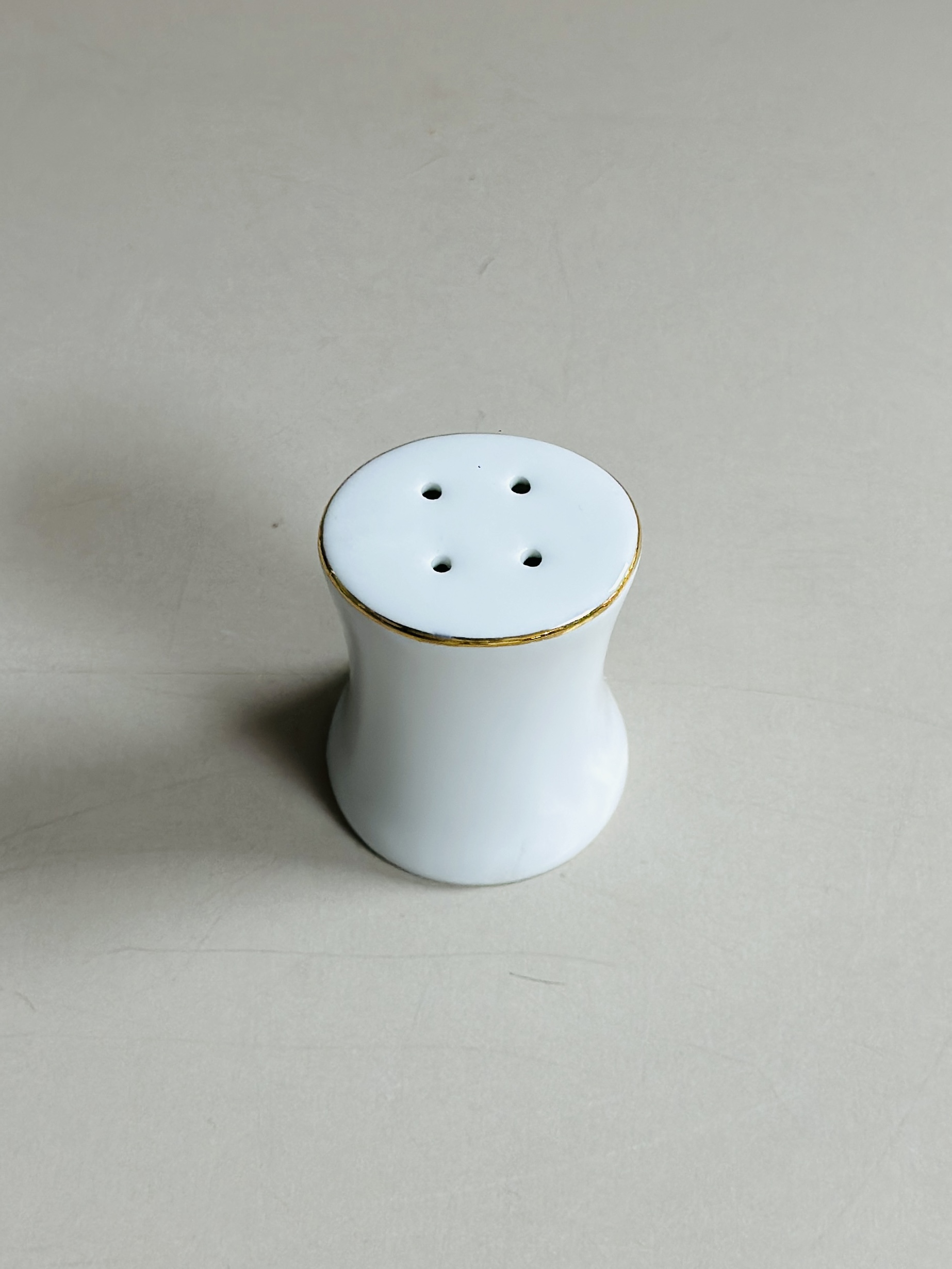 نمکدان خط طلا دیپلمات | Laurion Diplomat Gold Rim Salt Shaker