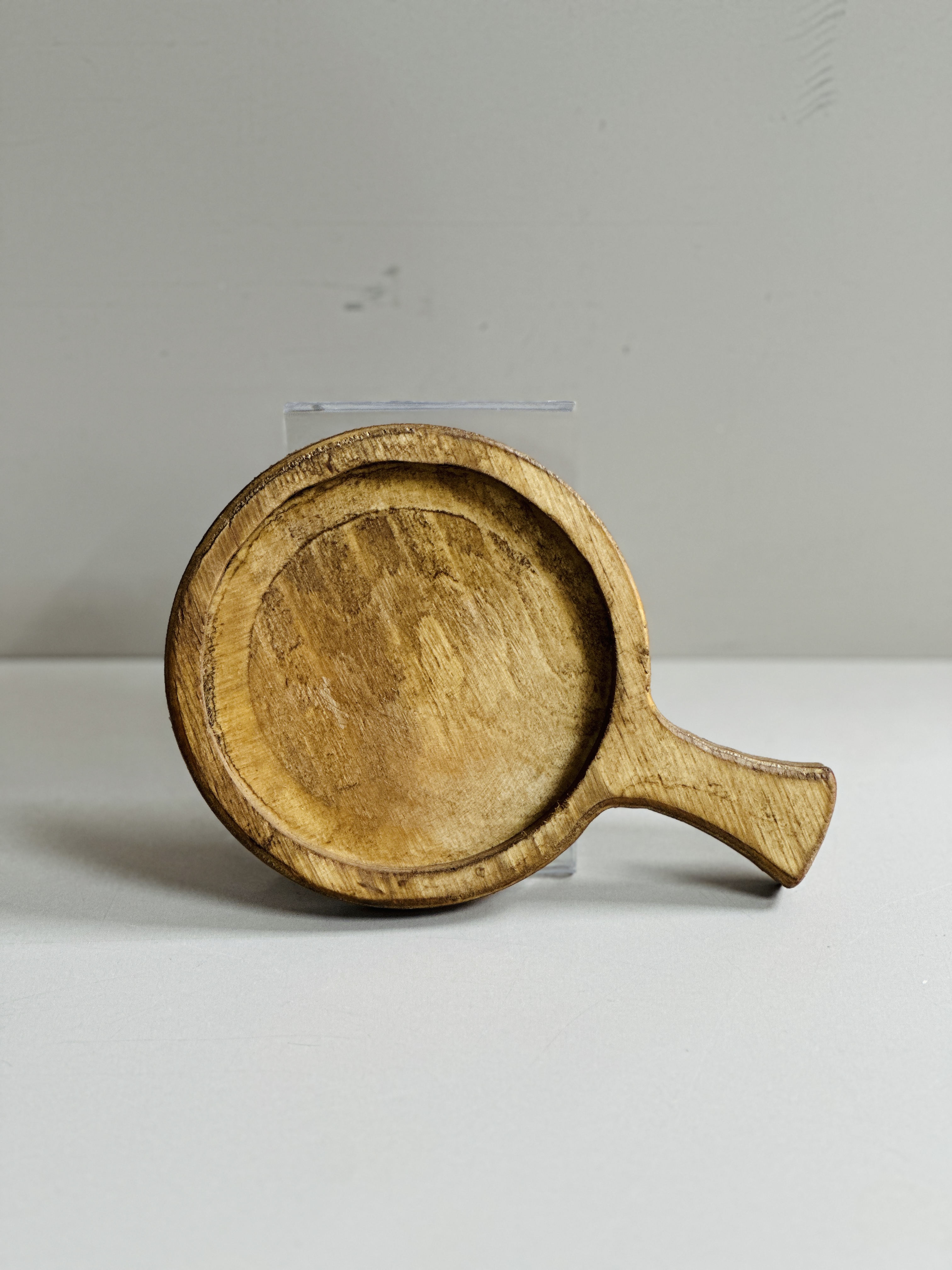 اردوخوری چوبی گرد دسته‌دار مدل کلاسیک
