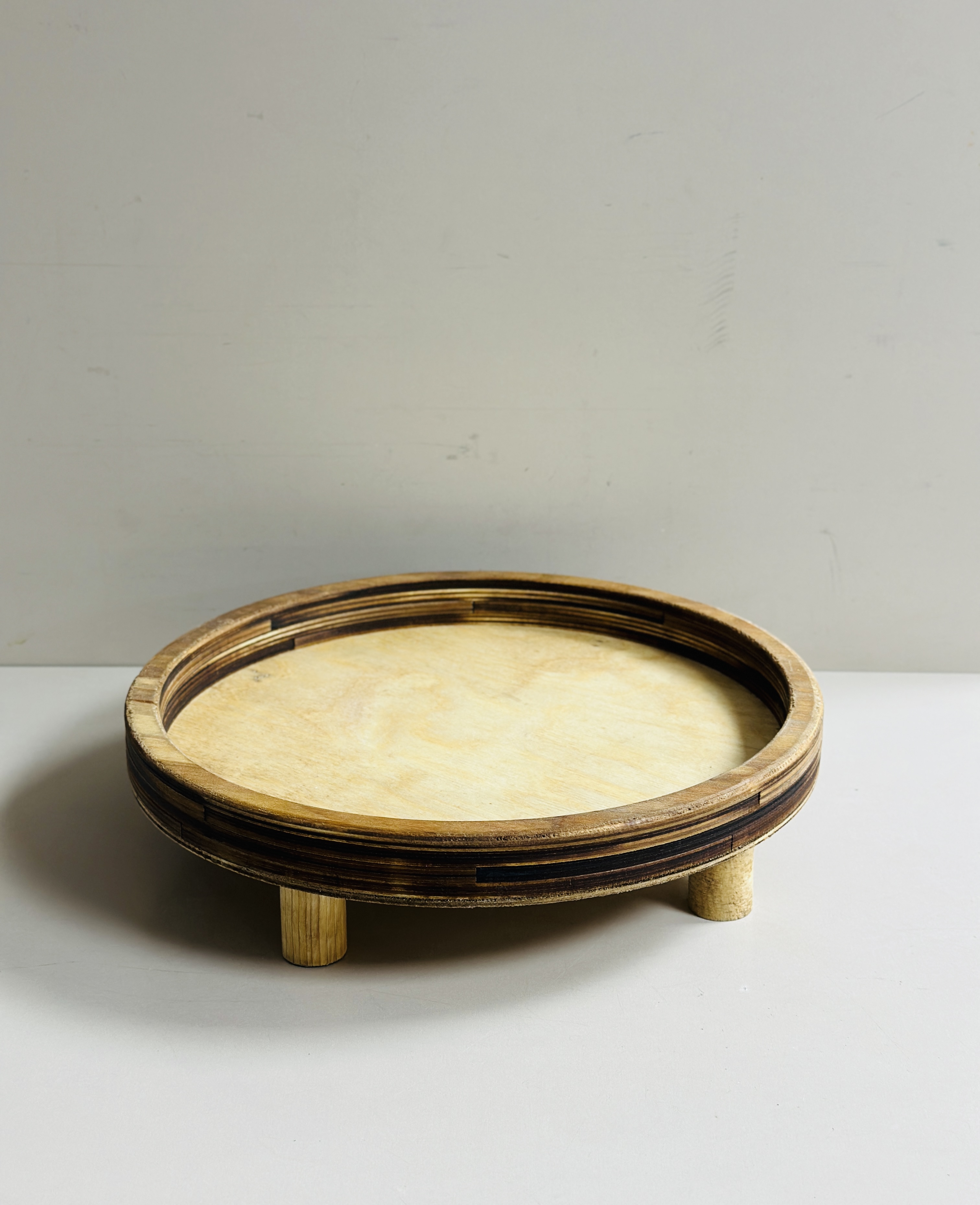 سینی سرو چوبی پایه‌دار مدل روستیک