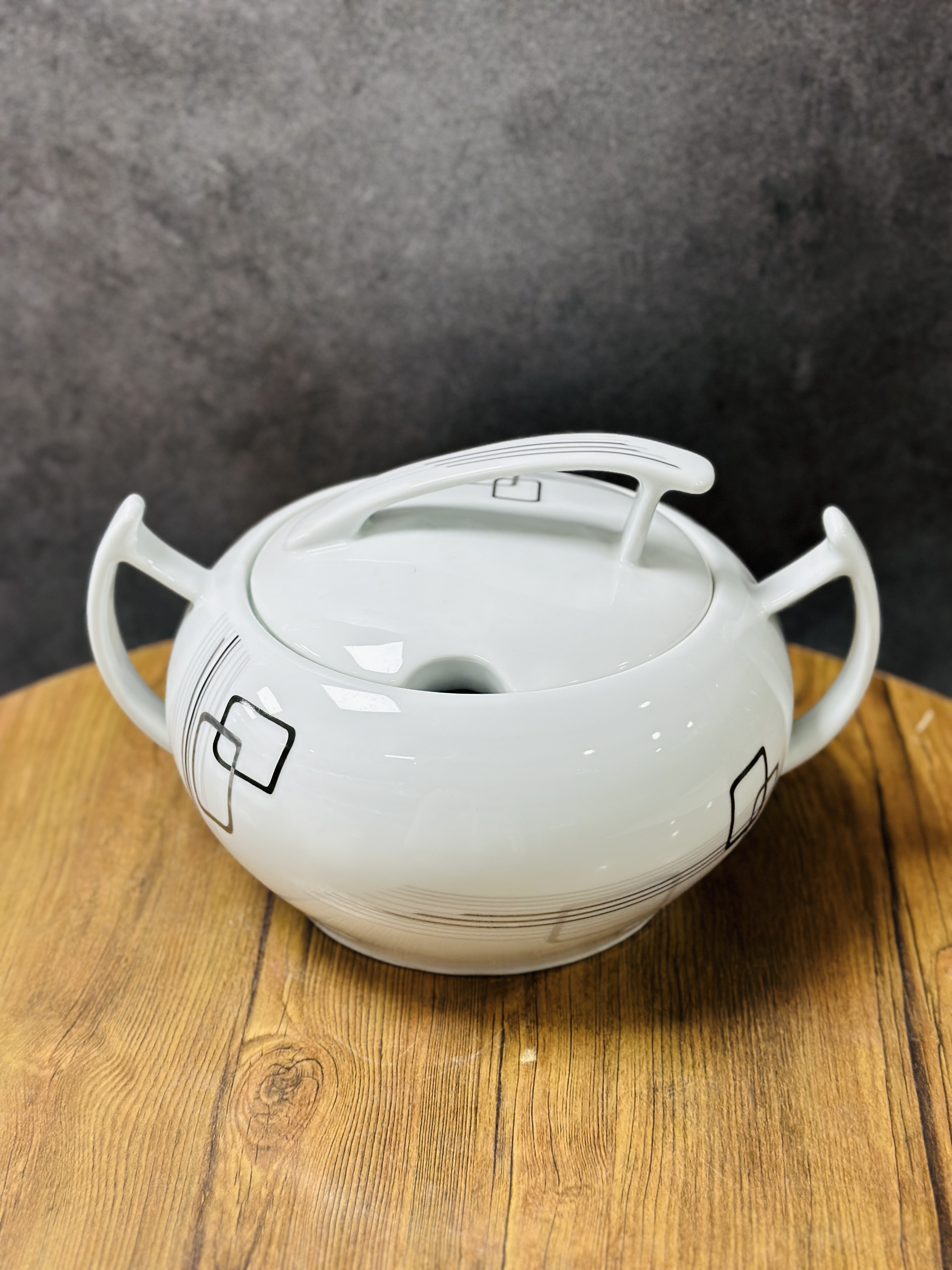 سوپخوری چینی درب‌دار دو دسته طرح هندسی